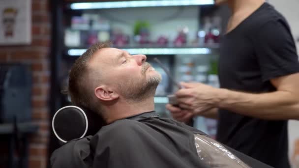 Barbiere Maestro Rasatura Bello Uomo Barbuto Maturo Utilizzando Rasoio Elettrico — Video Stock