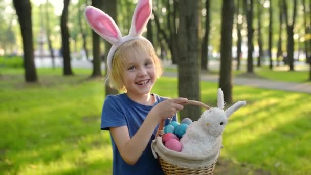 Mały Chłopiec Polujący Jajka Wiosennym Ogrodzie Wielkanoc Tradycyjny Festiwal Świeżym — Wideo stockowe