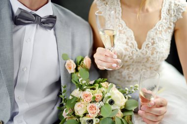 Damat ve gelin düğün günlerinde köpüklü şarap ya da şampanya içiyorlar. Happy yeni evlendi. Güzel yeni evliler..