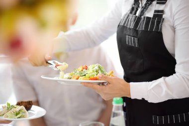 Kutlama, parti ya da düğün resepsiyonunda salata taşıyan garson. Restoran ya da kafe personeli. Yemek servisi..