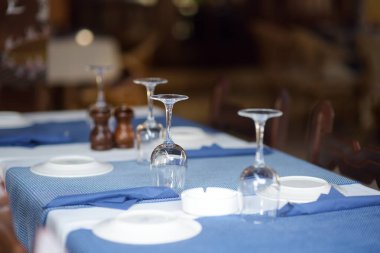 Açık hava kafeteryasında masa hazır. Yemek servisi..