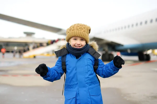 Ένας Μικρός Ταξιδιώτης Στο Φόντο Ενός Αεροπλάνου Ένα Διεθνές Αεροδρόμιο — Φωτογραφία Αρχείου