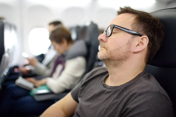 Hombre Maduro Durmiendo Mientras Viaja Avión Pasajeros Cansados Durmiendo Siesta — Foto de Stock