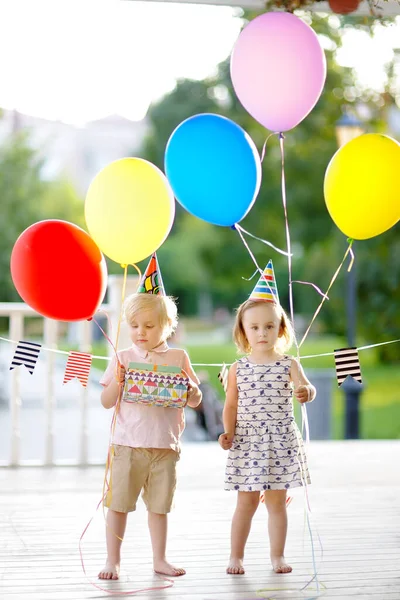 Malý Chlapec Dívka Baví Oslavují Narozeninovou Oslavu Barevnými Balónky Šťastné — Stock fotografie