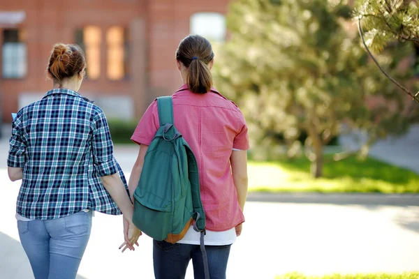 屋外で本やノートを持つ若い学生のカップル 大学のキャンパスで賢い男と女の子 若者のための学びと教育 教育融資 — ストック写真