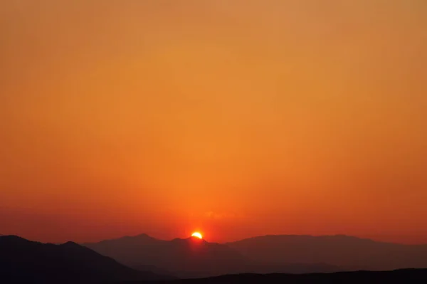 日没の山の風景の雄大なパノラマ 劇的な空だ スペースのコピー — ストック写真