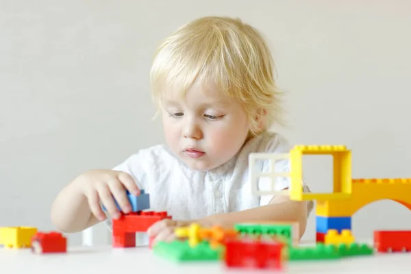 Kind Spelen Met Kleurrijke Plastic Blokken Kleuterschool Thuis Grappig Speelgoed — Stockfoto