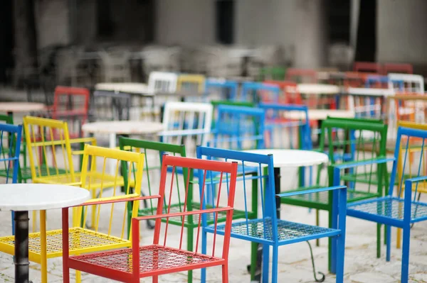 Renkli mobilyaları olan boş stil bir Avrupa kafesi