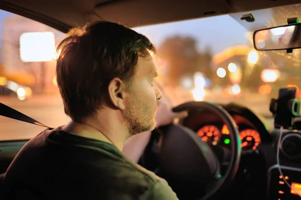 Mužské Řidič Jezdit Auta Během Večerní Dopravní Zácpě Jednotky Městě — Stock fotografie