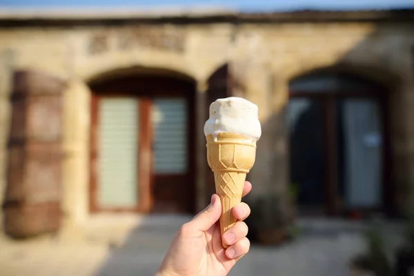 Persoon Die Ijs Vasthoudt Koud Gezond Dessert Favoriet Zomer Traktatie — Stockfoto