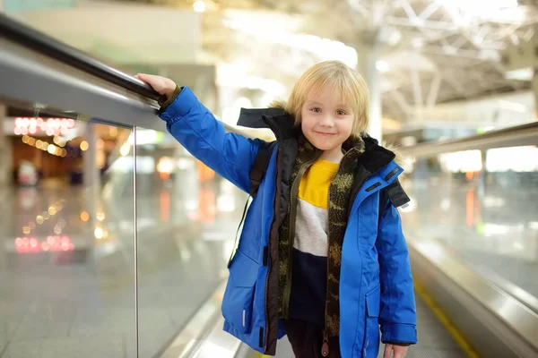 在国际机场高速人行道上的小旅客 寒假的家庭旅行 孩子们的假期迁移到另一个国家 — 图库照片