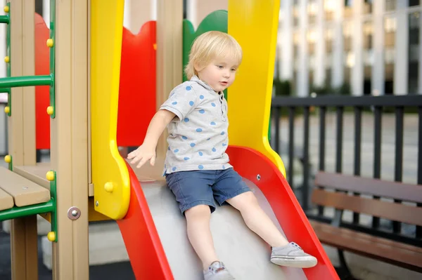 Милий Маленький Хлопчик Розважається Слайді Дитячому Майданчику Активні Літні Ігри — стокове фото