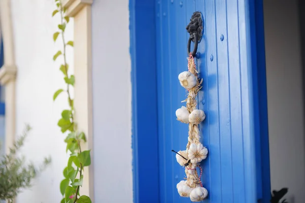 Двері Будинку Місті Поліс Кіпрі Прикрашені Кучкою Часнику — стокове фото