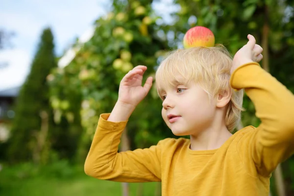 Malý Chlapec Baví Jablkem Hlavě Domácí Zahradě Dětská Hra Létě — Stock fotografie