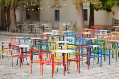 Bosna-Hersek 'in Sırp Cumhuriyeti' nin Trebinje kentinin meydanındaki boş şık sokak kafeleri turizm sezonuna hazır. Ön planda renkli mobilyalı restoran var..