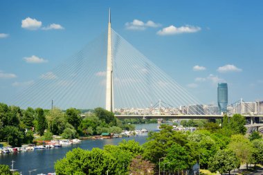 Belgrad, Sırbistan - 13 Mayıs 2022: Ada Köprüsü, Sırbistan 'ın başkenti Belgrad' daki Sava nehri üzerinde kablo destekli bir köprü. Başkentteki en temsili köprü..