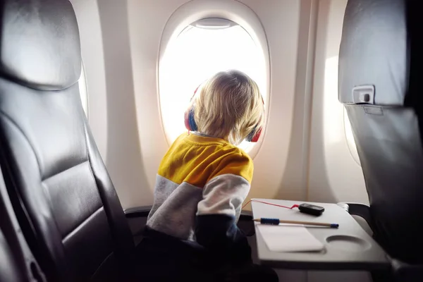 Милий Маленький Хлопчик Подорожує Літаком Дитина Використовує Плеєр Щоб Слухати — стокове фото