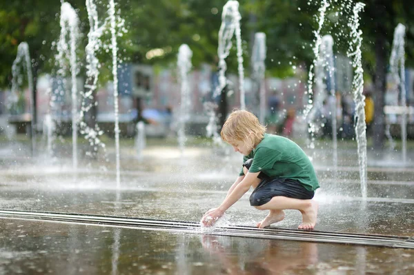 Petit Garçon Joue Sur Place Entre Les Jets Eau Dans — Photo