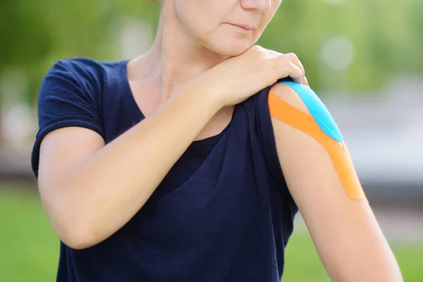 Kvinna Med Kinesioband Axeln Metod Påstås Lindra Smärta Och Funktionshinder — Stockfoto