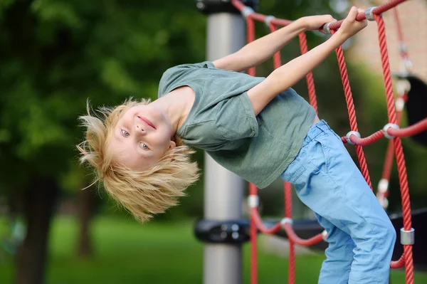 Sevimli Neşeli Anaokulu Çocuğu Dışarıda Oyun Oynarken Eğleniyor Lkbahar Yaz — Stok fotoğraf