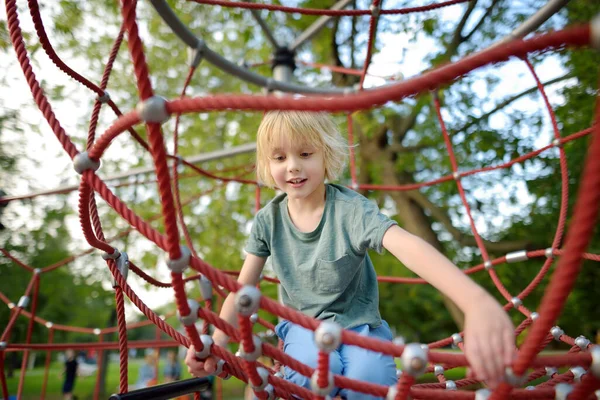 Mignon Garçon Âge Préscolaire Amusant Sur Une Aire Jeux Extérieure — Photo