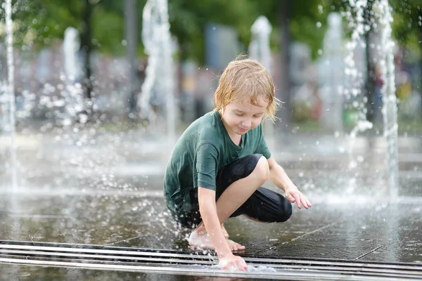 Petit Garçon Joue Sur Place Entre Les Jets Eau Dans — Photo