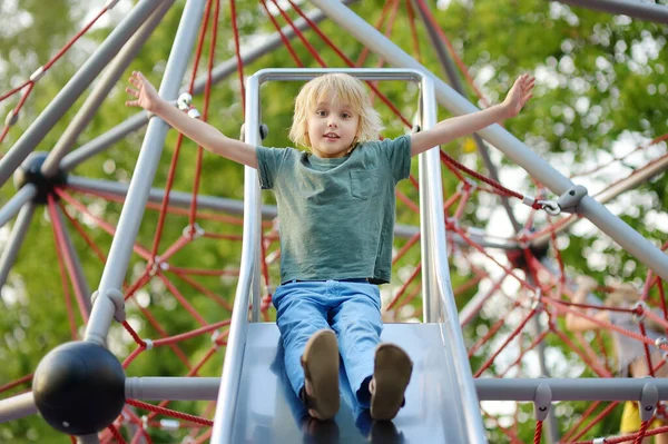 Lindo Niño Divirtiéndose Patio Aire Libre Primavera Verano Otoño Deporte —  Fotos de Stock