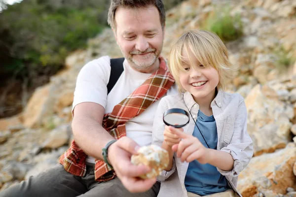 Schulkind Und Erwachsener Vater Wandern Gemeinsam Auf Den Bergen Und — Stockfoto