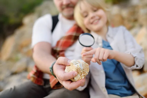 Schattig Schoolkind Volwassen Vader Wandelen Samen Berg Verkennen Van Natuur — Stockfoto