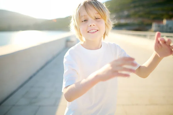 Iloisen Hymyilevän Koulupojan Muotokuva Merellä Kesälomien Aikana Aurinkoisena Päivänä Käsite — kuvapankkivalokuva