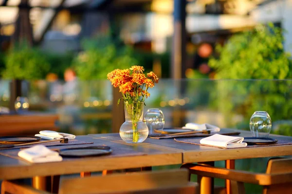 Outdoor European Cafe Sunny Summer Day Stylish Table Decoration Natural — Stock Photo, Image