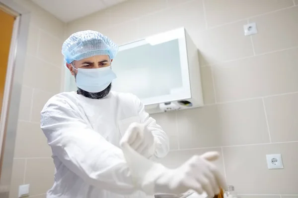Sebész Orvosi Védőkesztyűt Vesz Fel Orvos Műtétre Készül Műtőben Gyógyszer — Stock Fotó