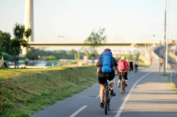 Pareja Deportiva Bicicleta Por Puente Ada Sobre Río Sava Belgrado —  Fotos de Stock