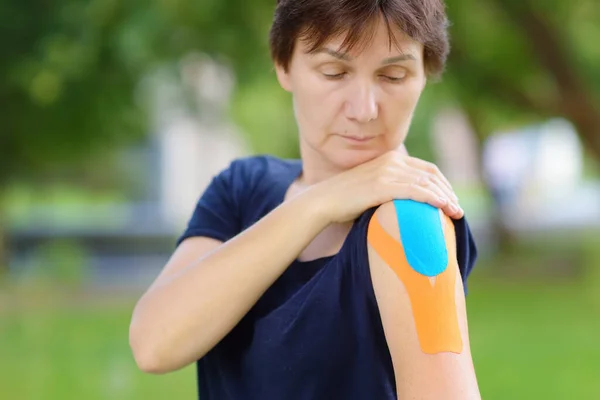 Vrouw Met Kinesio Tape Haar Schouder Methode Wordt Beweerd Pijn — Stockfoto