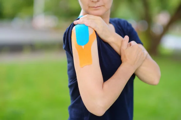 Vrouw Met Kinesio Tape Haar Schouder Methode Wordt Beweerd Pijn — Stockfoto