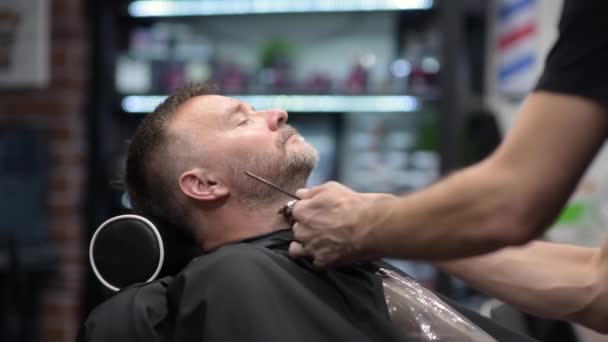 Barbiere Maestro Rasatura Bello Uomo Barbuto Maturo Utilizzando Rasoio Elettrico — Video Stock
