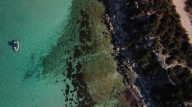 Kıbrıs Rum Kesimi 'nin Akamas Yarımadası Ulusal Parkı' ndaki Afrodit Patikası yakınlarındaki Akdeniz ve kayalık sahilin insansız hava aracı görüntüsü. Kıbrıs 'ın Polis kenti yakınlarındaki ünlü turizm beldesi