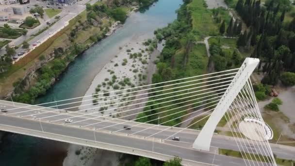 波德戈里察 Podgorica Montenegro 2022年6月6日 黑山波德戈里察的千禧桥和莫拉卡河 — 图库视频影像