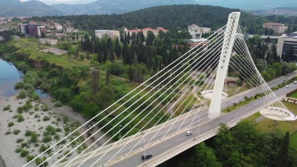 黑山波德戈里察的千禧桥和莫拉卡河缆绳空中无人驾驶图像 — 图库视频影像