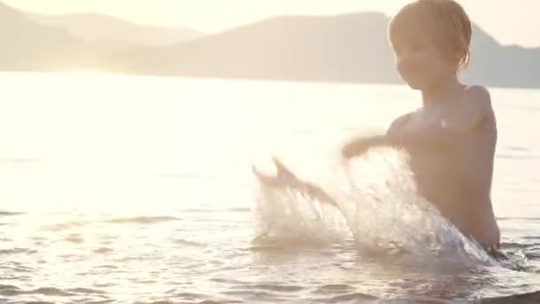 Glückliches Kind Schwimmt Bei Sonnenuntergang Meer Fröhliche Jungen Haben Spaß — Stockvideo