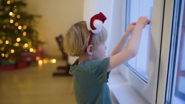 Pequena Criança Animada Está Esperando Papai Noel Véspera Natal Menino — Vídeo de Stock
