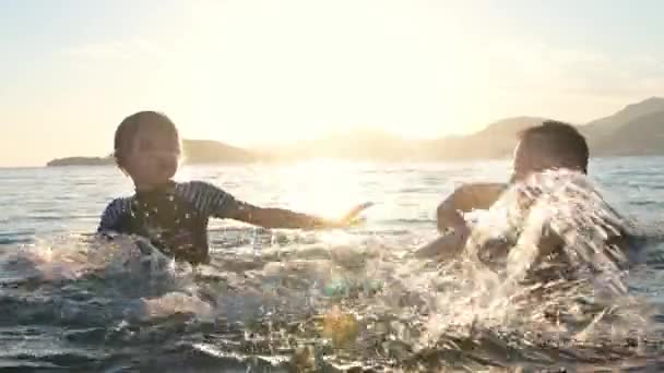 Щаслива Дитина Його Зрілий Батько Розважаються Разом Під Час Плавання — стокове відео