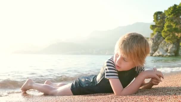 Щаслива Дитина Лежить Хвилях Насолоджується Теплою Морською Водою Радісний Хлопчик — стокове відео