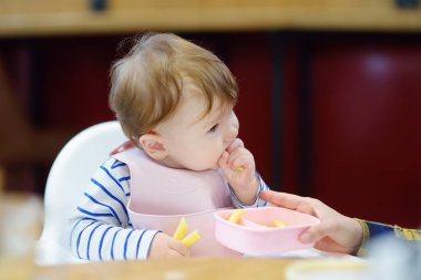 Çocuk halka açık bir yerde, havaalanında ya da tren istasyonunda. Seyahat sırasında küçük çocuklar için çocuk bakımı. Bebek maması için uygun konteynırlar. Kafede ya da restoranda çocuklar için yiyecek.