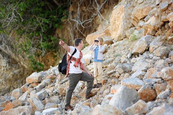 かわいい子供と彼の成熟した父親は山で一緒にハイキングし 自然を探索します 双眼鏡で見ている子供 子供のための冒険 スカウティング ハイキング観光の概念 — ストック写真