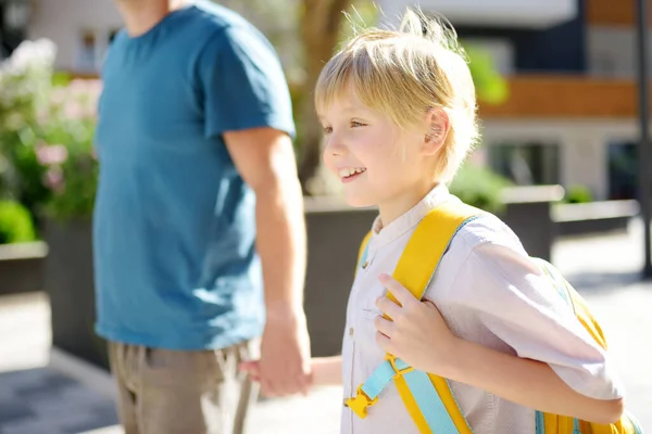 Pequeño Colegial Con Padre Alegremente Escuela Después Las Vacaciones Verano —  Fotos de Stock