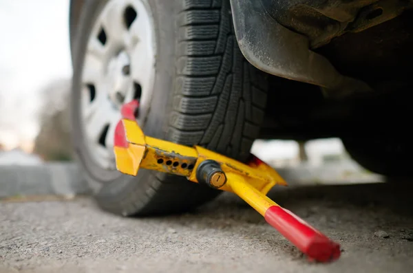 Autowiel Geblokkeerd Door Wielvergrendeling Illegaal Parkeren Van Auto Wiel Van — Stockfoto