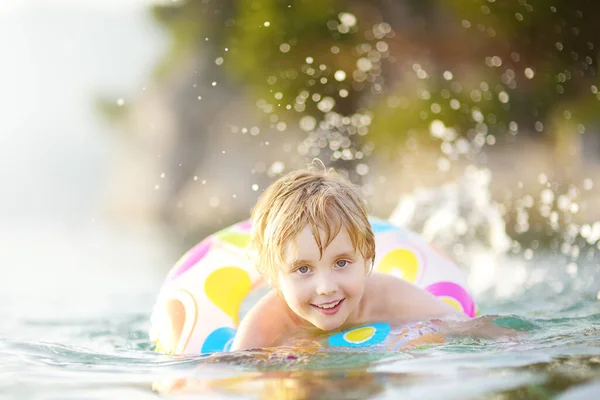 Ragazzino Nuotare Con Anello Galleggiante Colorato Mare Nella Soleggiata Giornata — Foto Stock