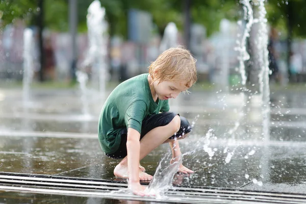 Petit Garçon Joue Sur Place Entre Les Jets Eau Dans — Photo