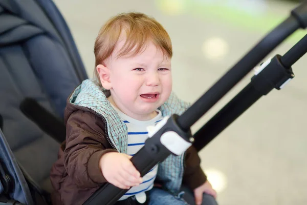 Křičící Portrét Malého Chlapce Pláč Batole Sedí Kočárku Děcka Hysterický — Stock fotografie